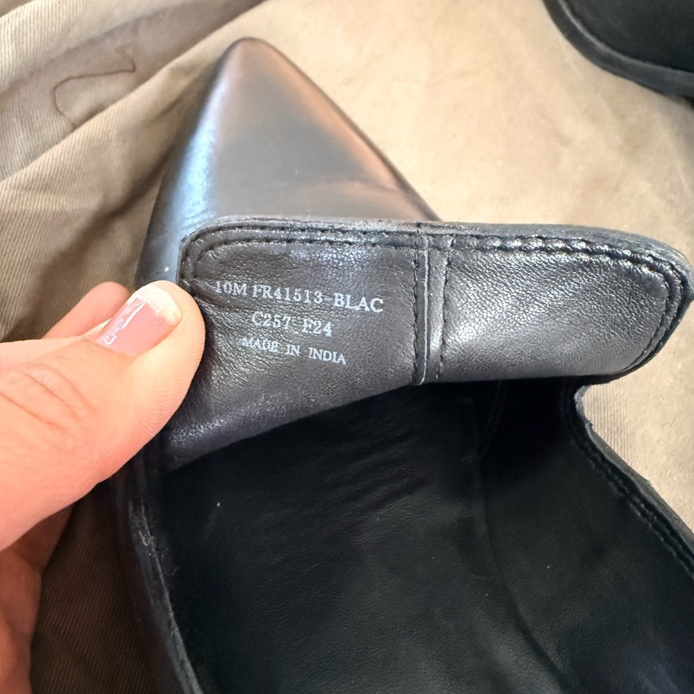 Frye Sadie Venetian loafer size 10 black
Excellent condition
Small scuffed area - Picture 5 of 7